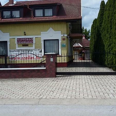 Napfuerdo Vendeghaz Hotel Mezokovesd Exterior photo